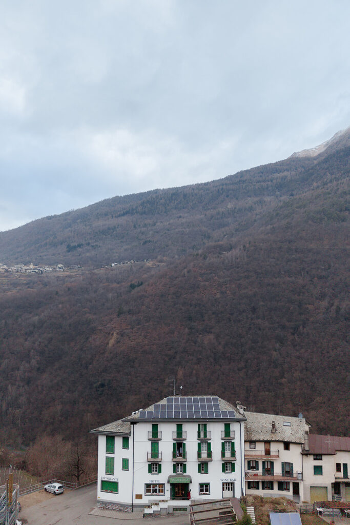 Interior photography of ValAmerica Hotel in Valtellina, showing guest rooms, curated details and dishes from the Ciao Bella restaurant, inspired by Italian hospitality with an American touch.